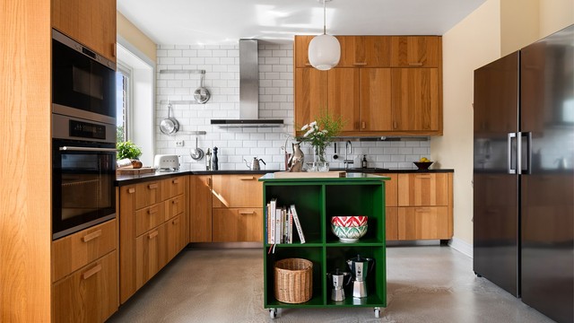 Moderne IKEA-kjøkken med stilrene fronter i eikefinér og eksklusiv benkeplate i granitt.
