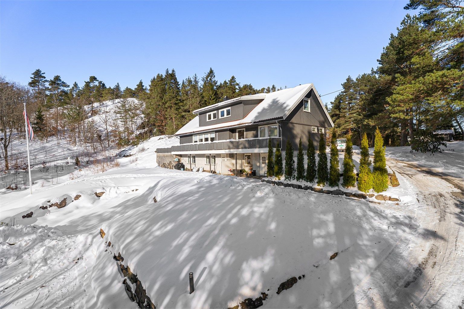 Stor flott familiebolig på solrik og meget romslig tomt