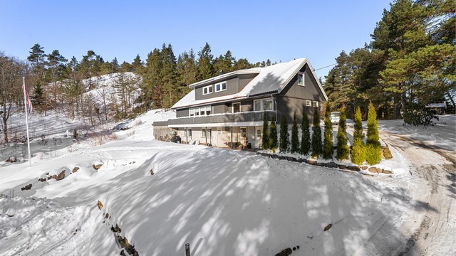 Stor flott familiebolig på solrik og meget romslig tomt