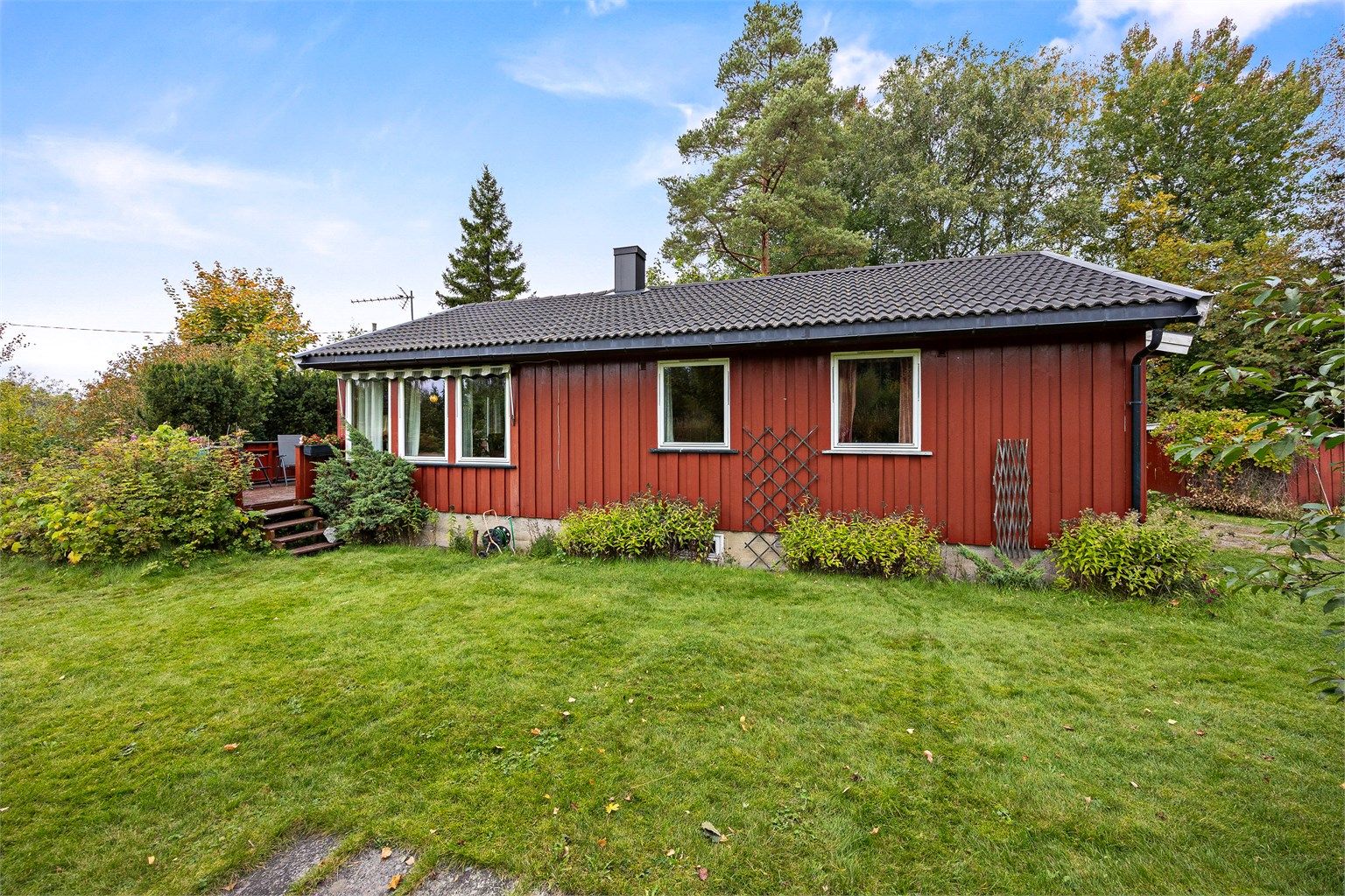 Tomten er på ca. 1 mål og man får også en større hage for de som har grønne fingre