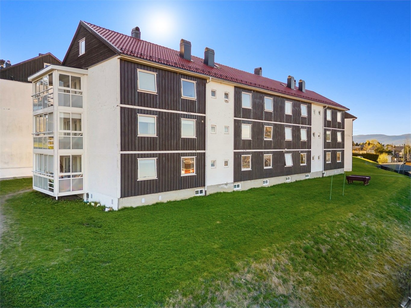 Leiligheten har en egen loftsbod på 3 kvm og to boder i felles kjeller på hhv. 4 kvm samt 7 kvm.