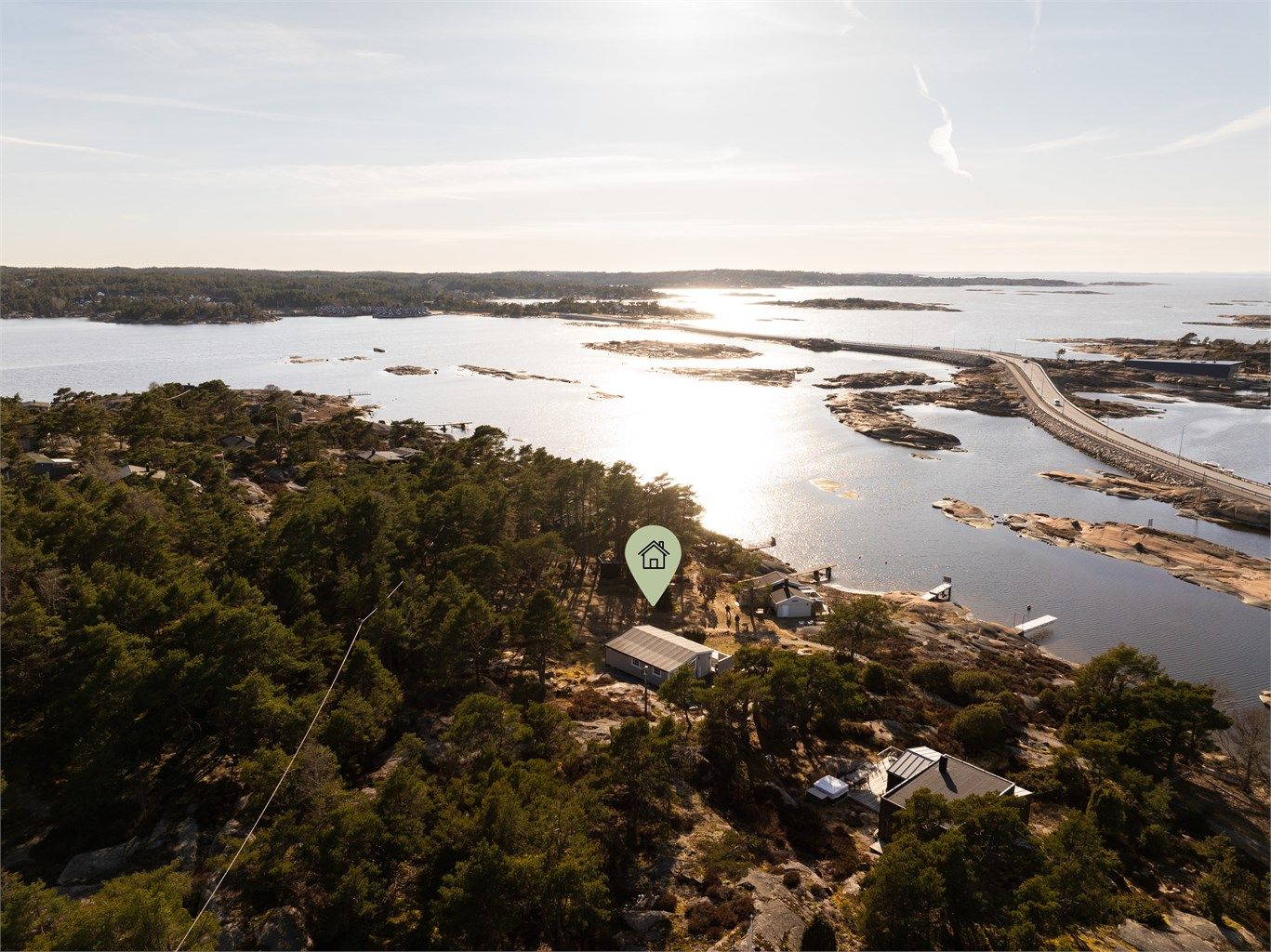 Få meter fra vannkanten på Siljeholmens vestside ligger hytte 206, vendt mot ettermiddags- og kveldssolen.
