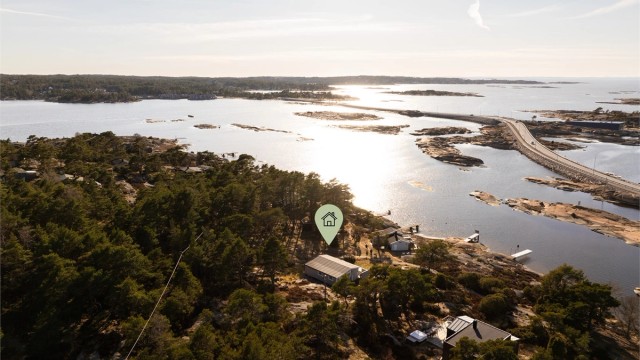 Få meter fra vannkanten på Siljeholmens vestside ligger hytte 206, vendt mot ettermiddags- og kveldssolen.