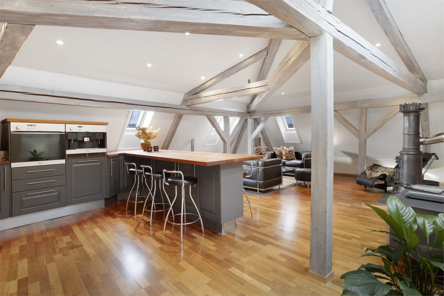 Bygården er gjenstand for betydelig rehabilitering i 2003, med blant annet utskifting av tekniske installasjoner som heis, vannledninger og strøm, nye vinduer og nytt dråpeskifertak.