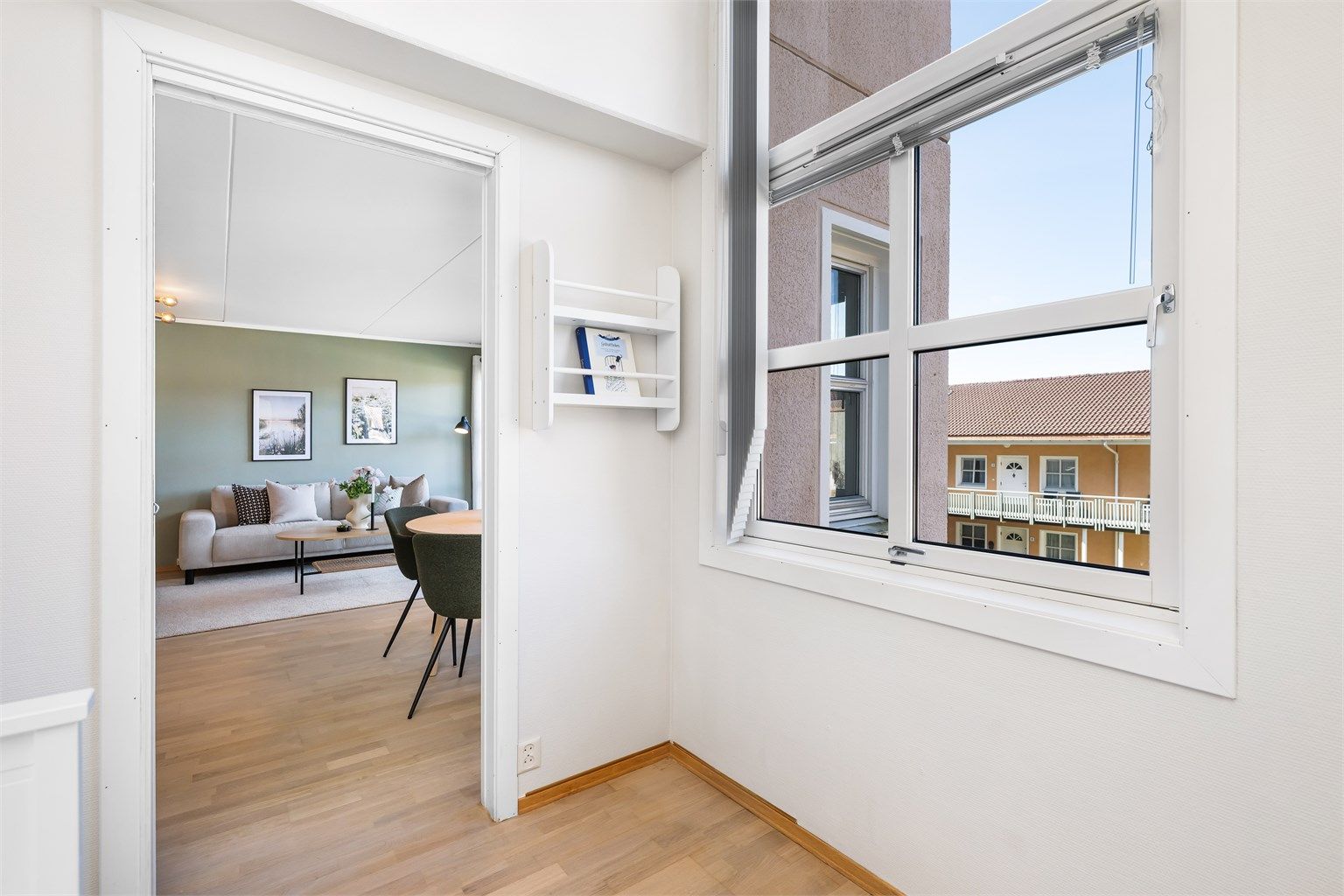 Her er det god takhøyde og vinduet vender mot sameiets fellesareal. 