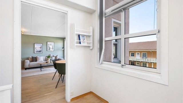 Her er det god takhøyde og vinduet vender mot sameiets fellesareal.