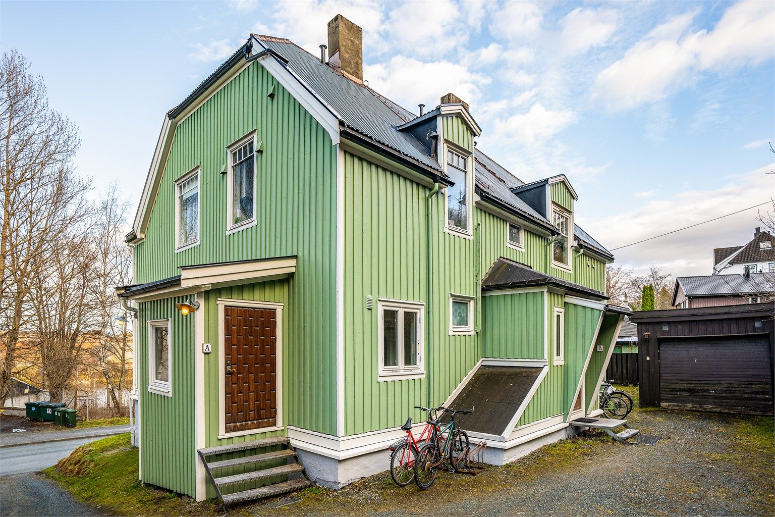 Her bor du med kort vei til et bredt utvalg av servicetilbud, restauranter og kulturelle opplevelser, samtidig som boligen er tilbaketrukket og gir en skjermet, fredelig atmosfære. 