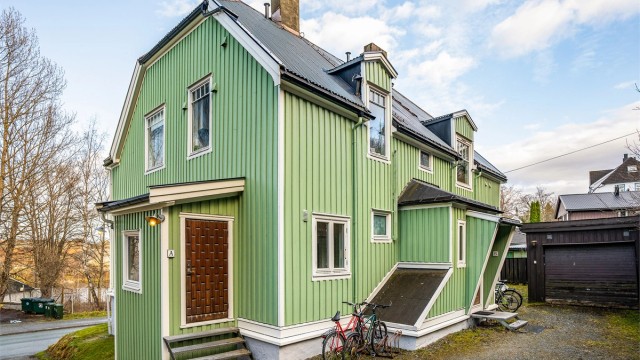 Her bor du med kort vei til et bredt utvalg av servicetilbud, restauranter og kulturelle opplevelser, samtidig som boligen er tilbaketrukket og gir en skjermet, fredelig atmosfære.