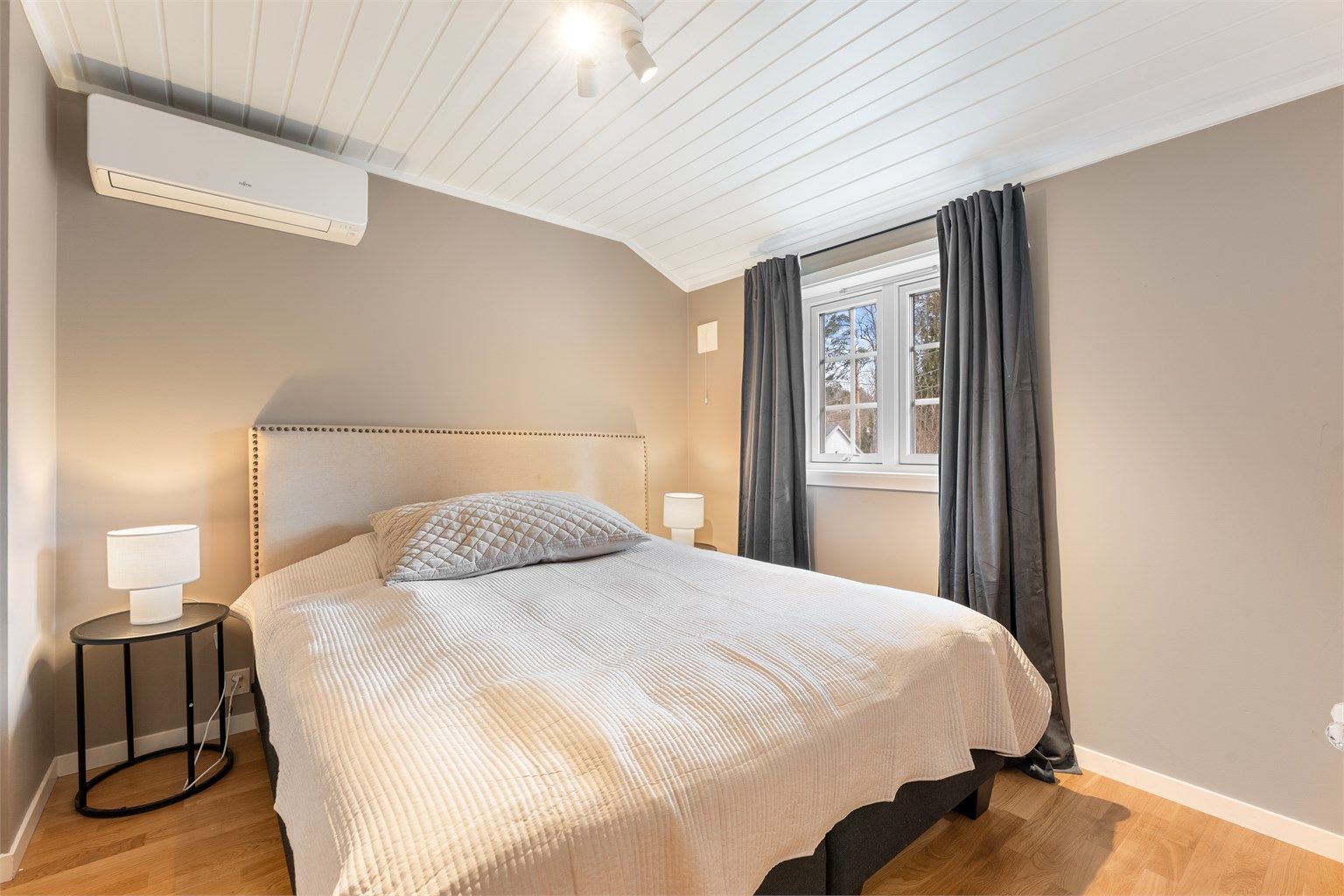 Dette soverommet er utstyrt med en luft-til-luft varmepumpe fra Fujitsu, installert i 2020.