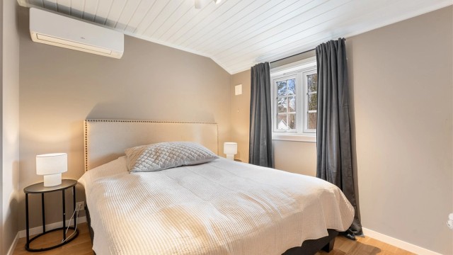 Dette soverommet er utstyrt med en luft-til-luft varmepumpe fra Fujitsu, installert i 2020.