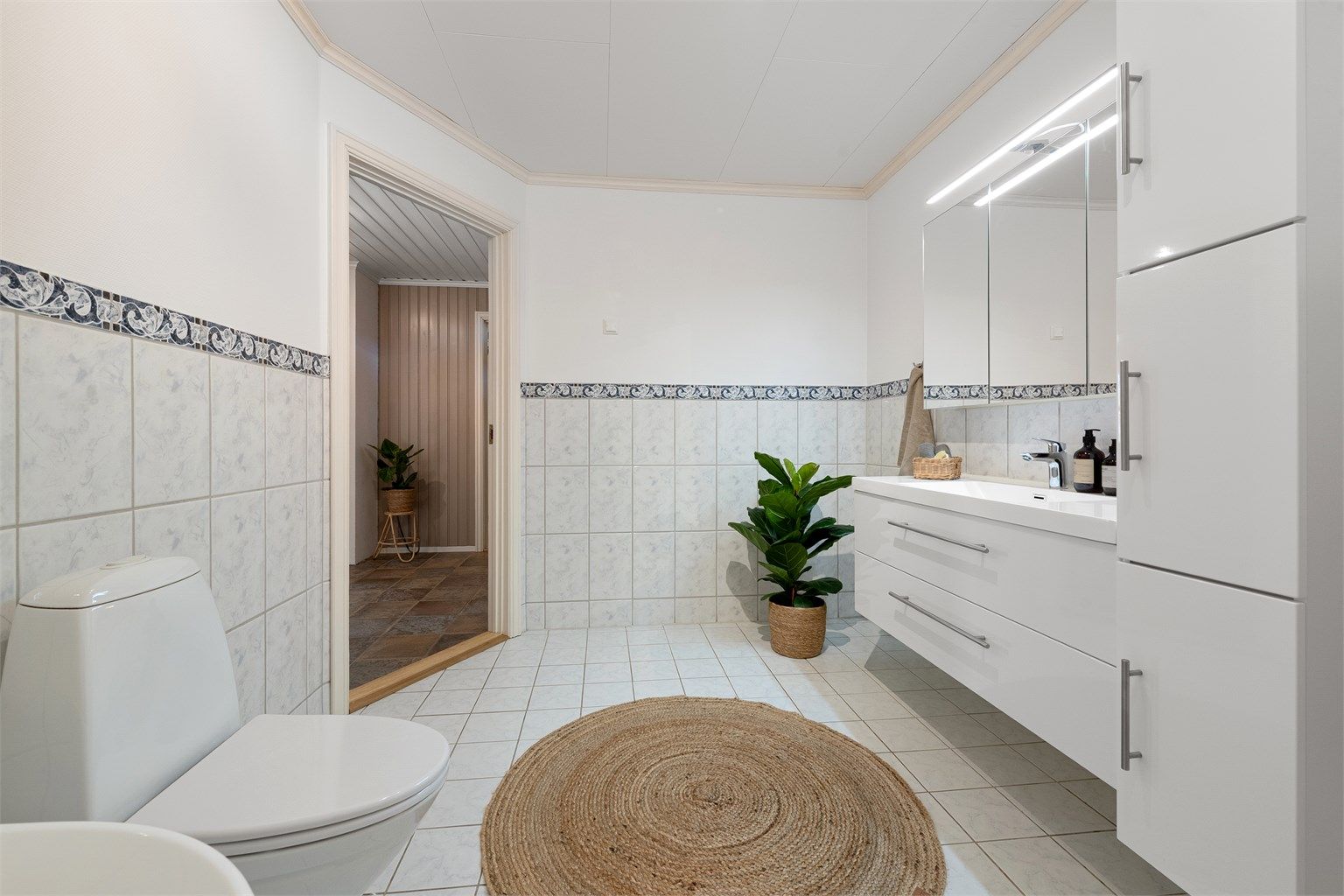 God plass og funksjonelle løsninger på badet i underetasjen.