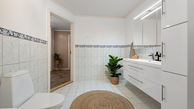 God plass og funksjonelle løsninger på badet i underetasjen.