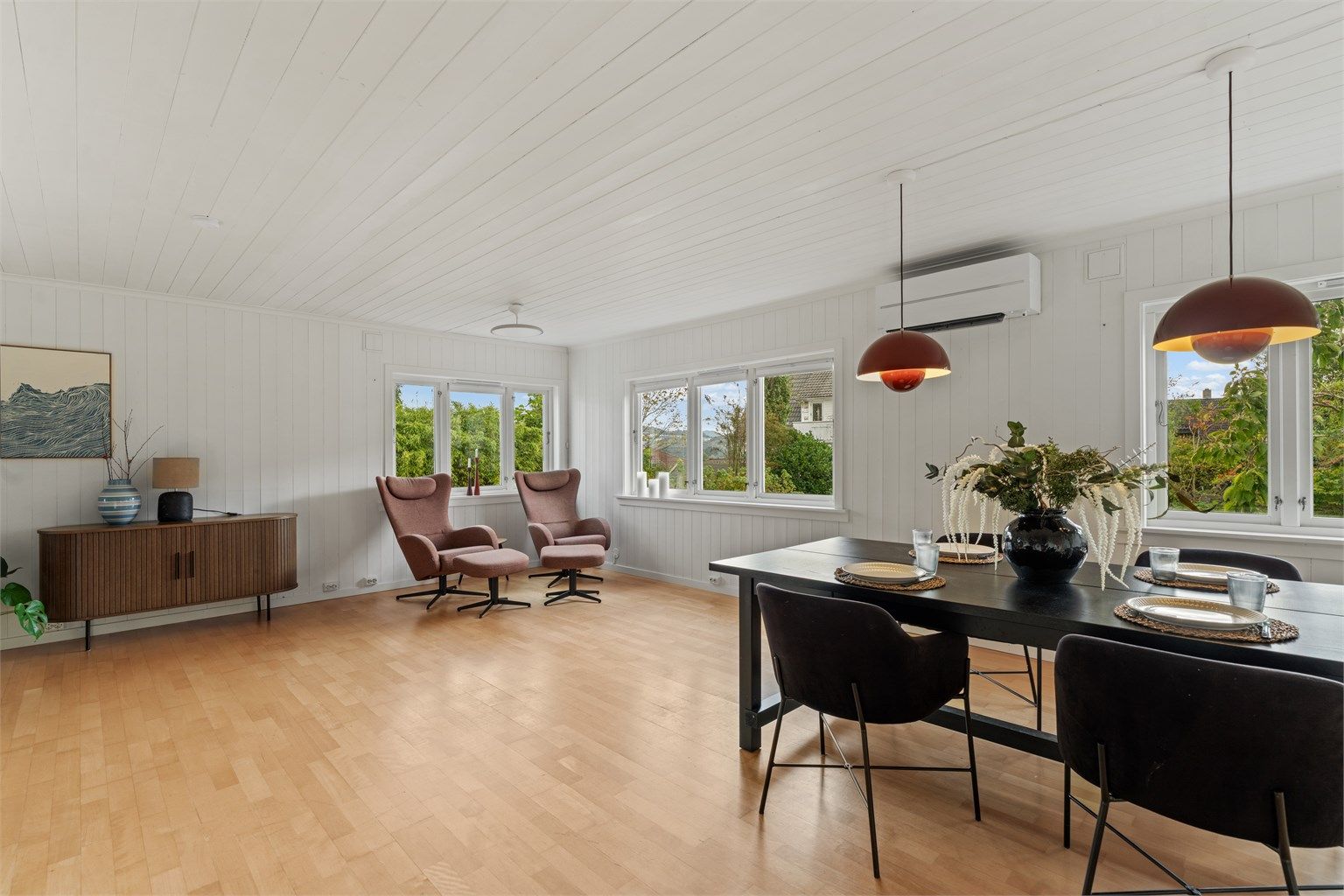 Store vindusflater slipper inn rikelig med dagslys i stuen.