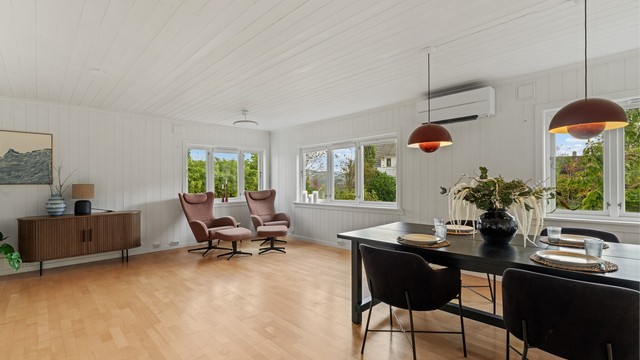 Store vindusflater slipper inn rikelig med dagslys i stuen.