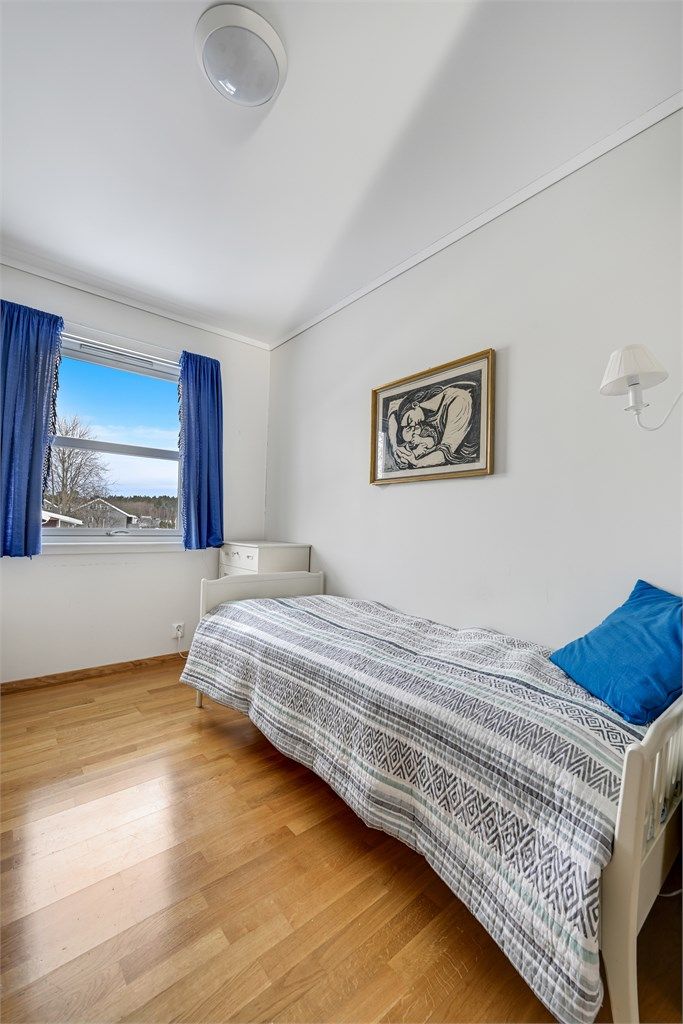 Over leiligheten finner du et loft med gulvet areal på ca. 41 kvm, godt egnet for oppbevaring av lettere gjenstander. Adkomsten skjer via luke med nedfellbar stige, plassert på det minste soverommet.