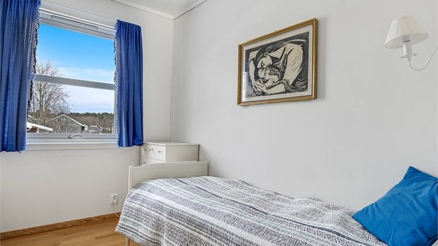 Over leiligheten finner du et loft med gulvet areal på ca. 41 kvm, godt egnet for oppbevaring av lettere gjenstander. Adkomsten skjer via luke med nedfellbar stige, plassert på det minste soverommet.
