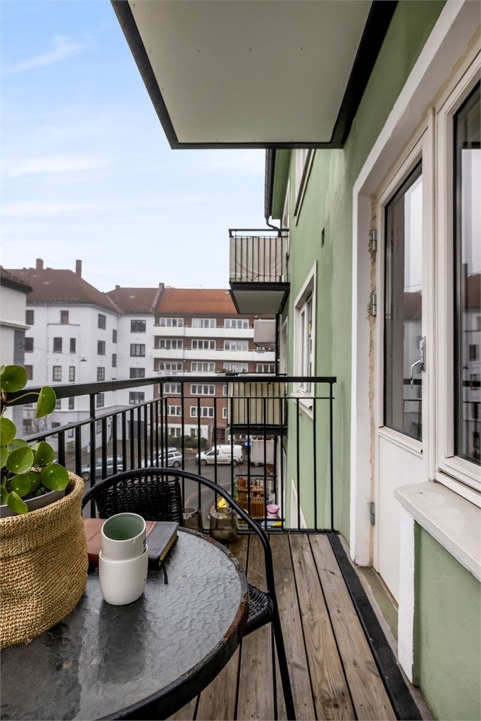 Med adkomst fra stuen er det utgang til leilighetens balkong. Balkongen vender mot nordvest og er oppmålt til ca. 3,5 kvm.