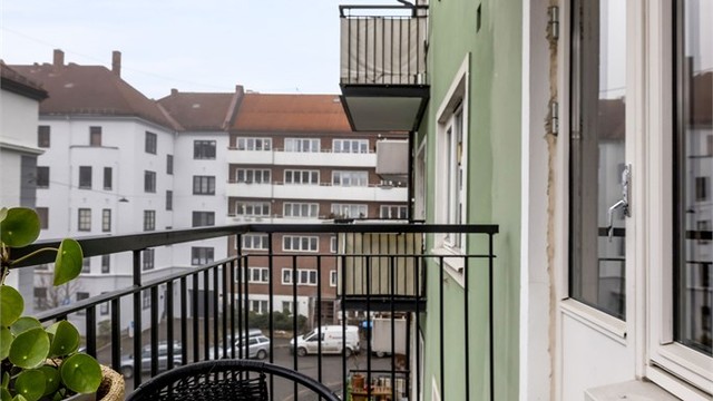 Med adkomst fra stuen er det utgang til leilighetens balkong. Balkongen vender mot nordvest og er oppmålt til ca. 3,5 kvm.