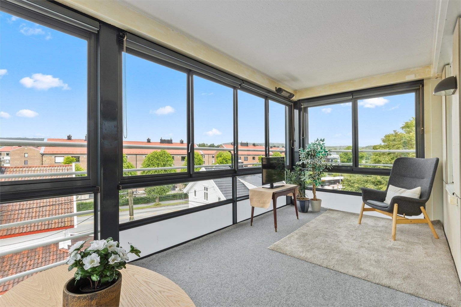 Deilig innglasset balkong på hele 14 kvm som er en deilig forlengelse av stuen