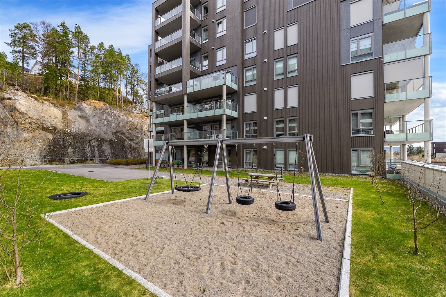 Flere lekeplasser for barn rundt bygget.