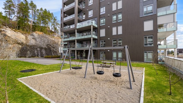 Flere lekeplasser for barn rundt bygget.