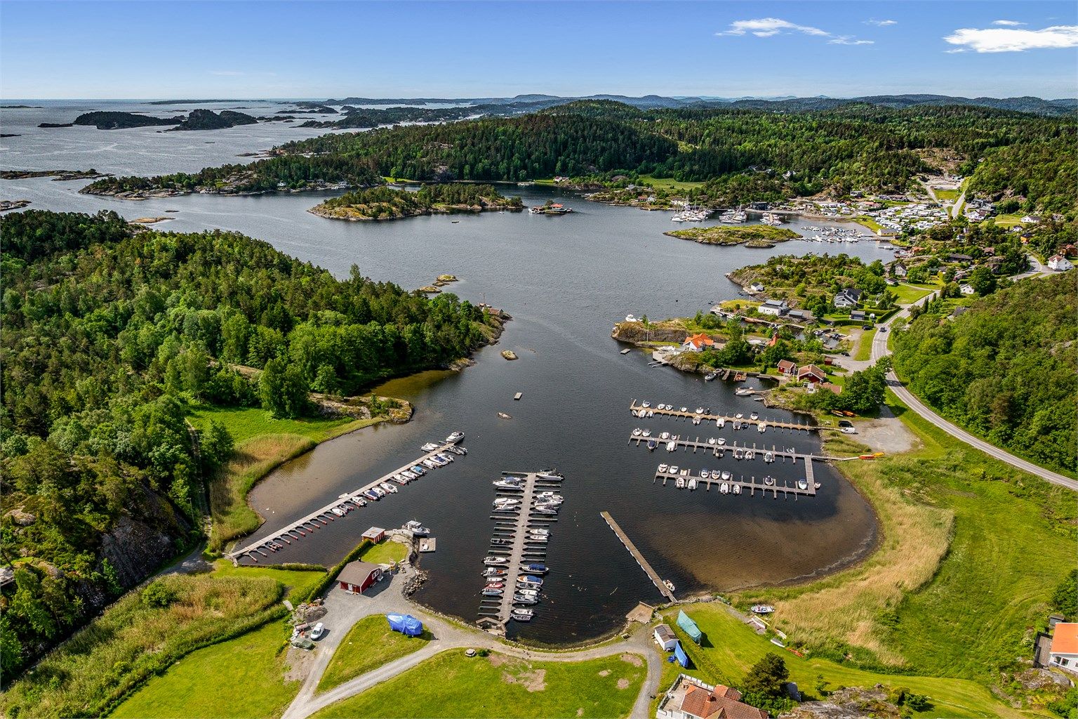 Brevikstrand er en lun havn med skjærgård utenfor og deretter åpent hav.