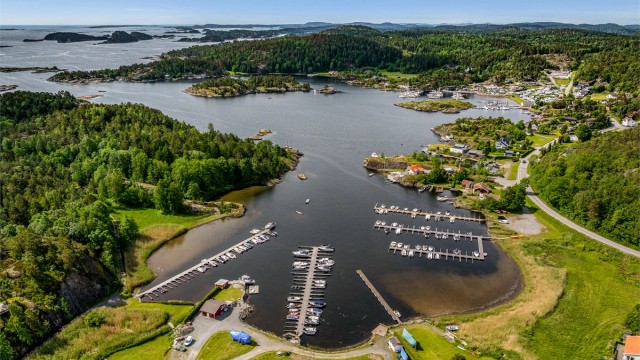 Brevikstrand er en lun havn med skjærgård utenfor og deretter åpent hav.