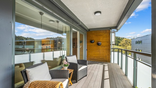 Balkongen har gode møbleringsmuligheter og vil på sommerstid oppleves som en fin forlengelse av stuen.