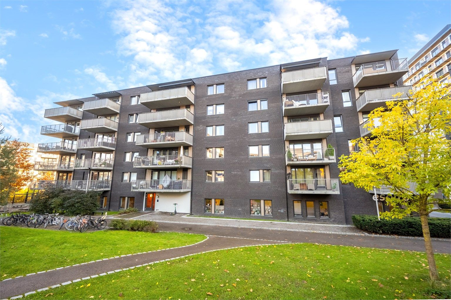 Bygget ble oppført i 2014 med fasade i teglstein og tilhører Marienfryd Boligsameie.