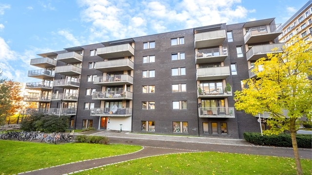 Bygget ble oppført i 2014 med fasade i teglstein og tilhører Marienfryd Boligsameie.
