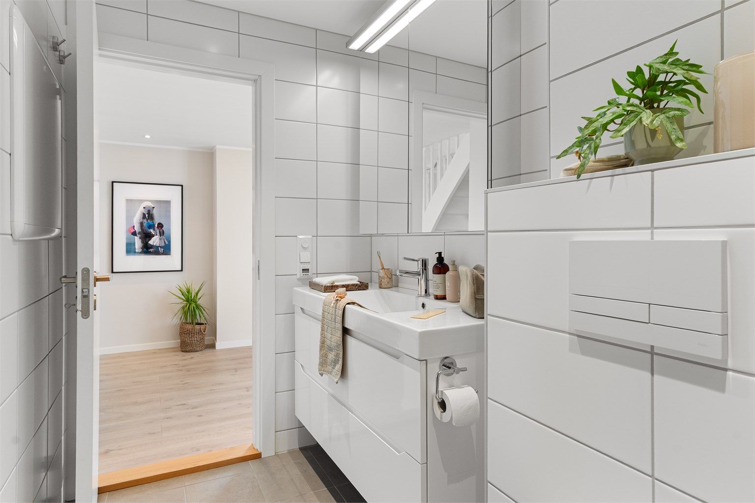 - God oppbevaringsplass i vegghengt innredning -