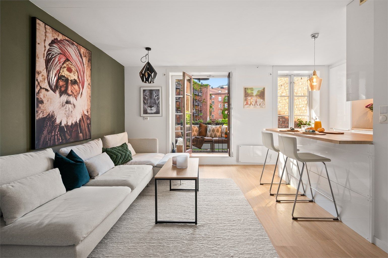 Dette er leiligheten for deg som ønsker å bo "midt i smørøyet", men samtidig tilbaketrukket i stille og rolig gate. Her har du alt av nærliggende fasiliteter i umiddelbar nærhet