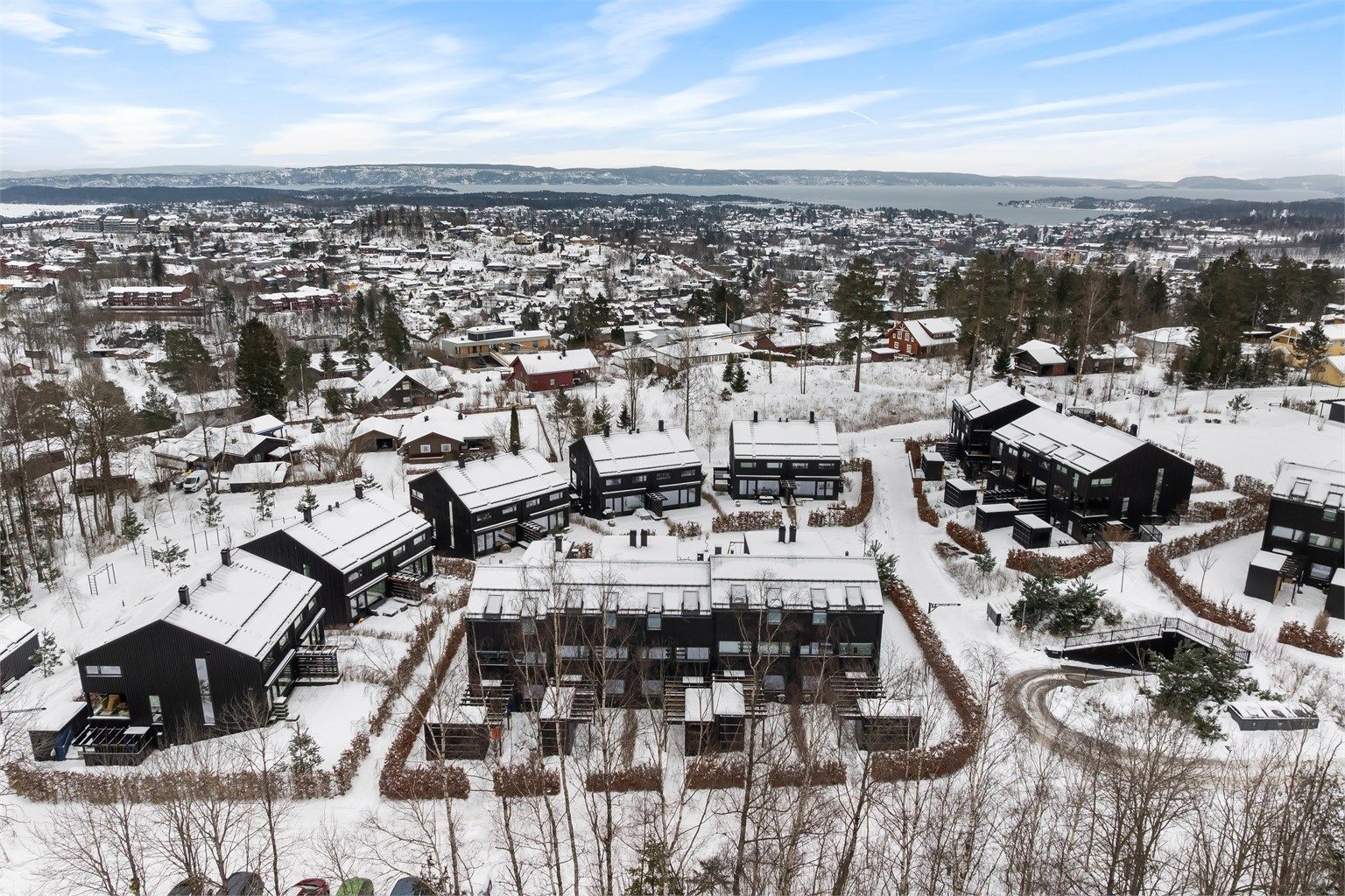 Det er kort og trygg gangavstand til både skoler og barnehager. Tanum barneskole ligger kun 500 m fra boligen og det er flere barnehager i nærområdet