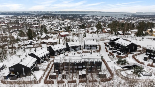 Det er kort og trygg gangavstand til både skoler og barnehager. Tanum barneskole ligger kun 500 m fra boligen og det er flere barnehager i nærområdet