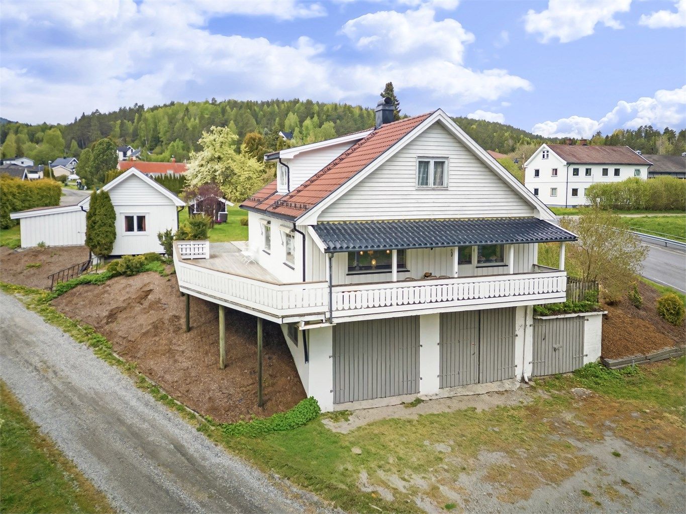Solrik terrasse/balkong rundt store deler av boligen. En del er overbygd. Kjeller med god plass til parkering tre garasjeplasser. Ett stort rom med to porter. God takhøyde og god lengde. Kjelleren har i tillegg to boder med plass til oppbevaring.