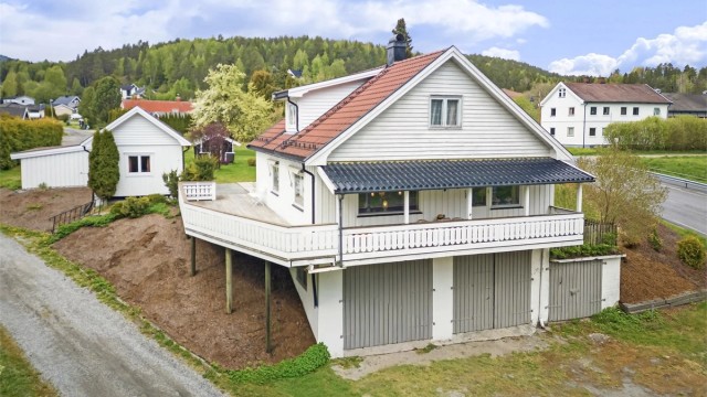 Solrik terrasse/balkong rundt store deler av boligen. En del er overbygd. Kjeller med god plass til parkering tre garasjeplasser. Ett stort rom med to porter. God takhøyde og god lengde. Kjelleren har i tillegg to boder med plass til oppbevaring.