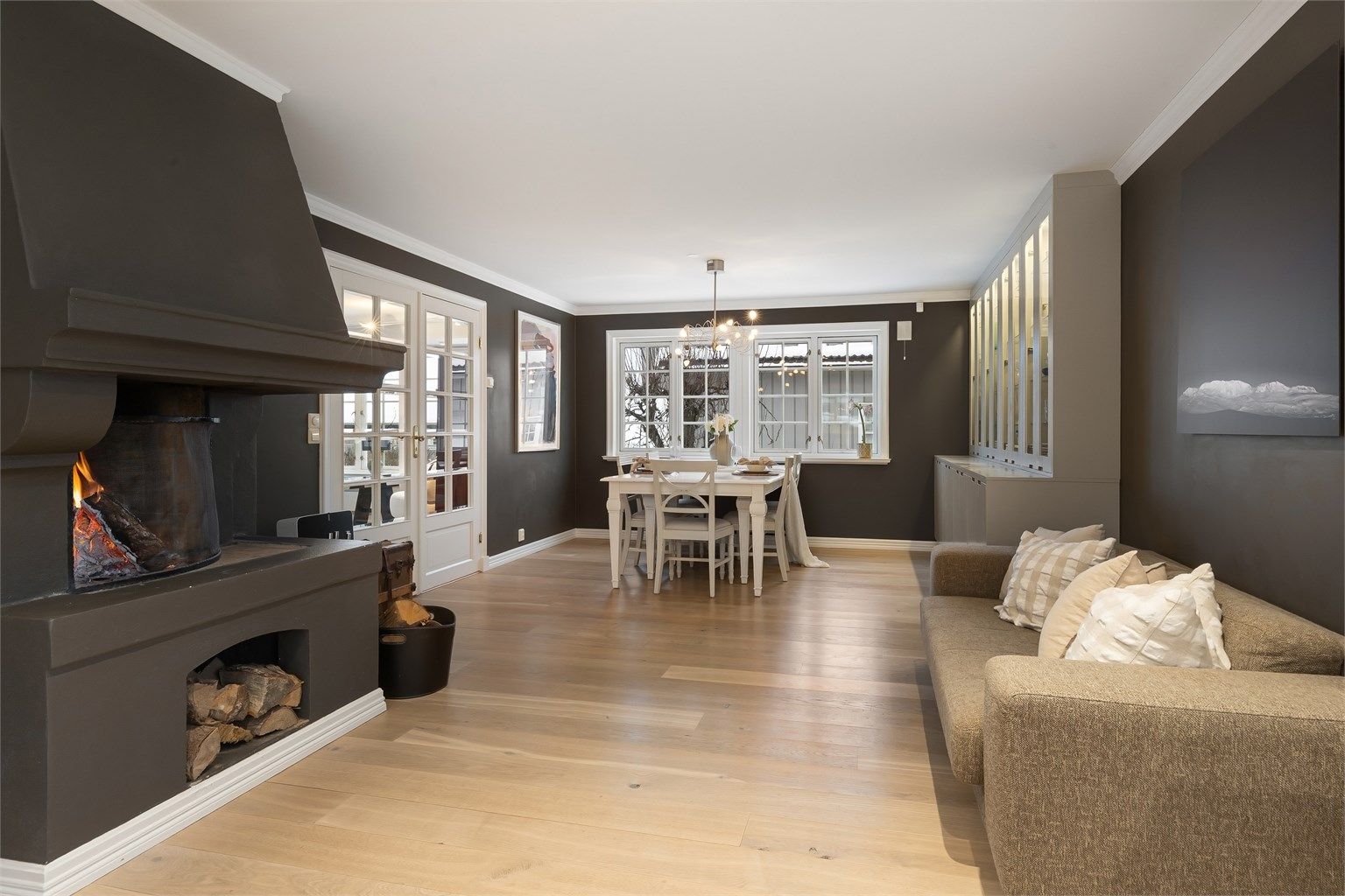 Peisen gir ekstra hygge til spiseplassen