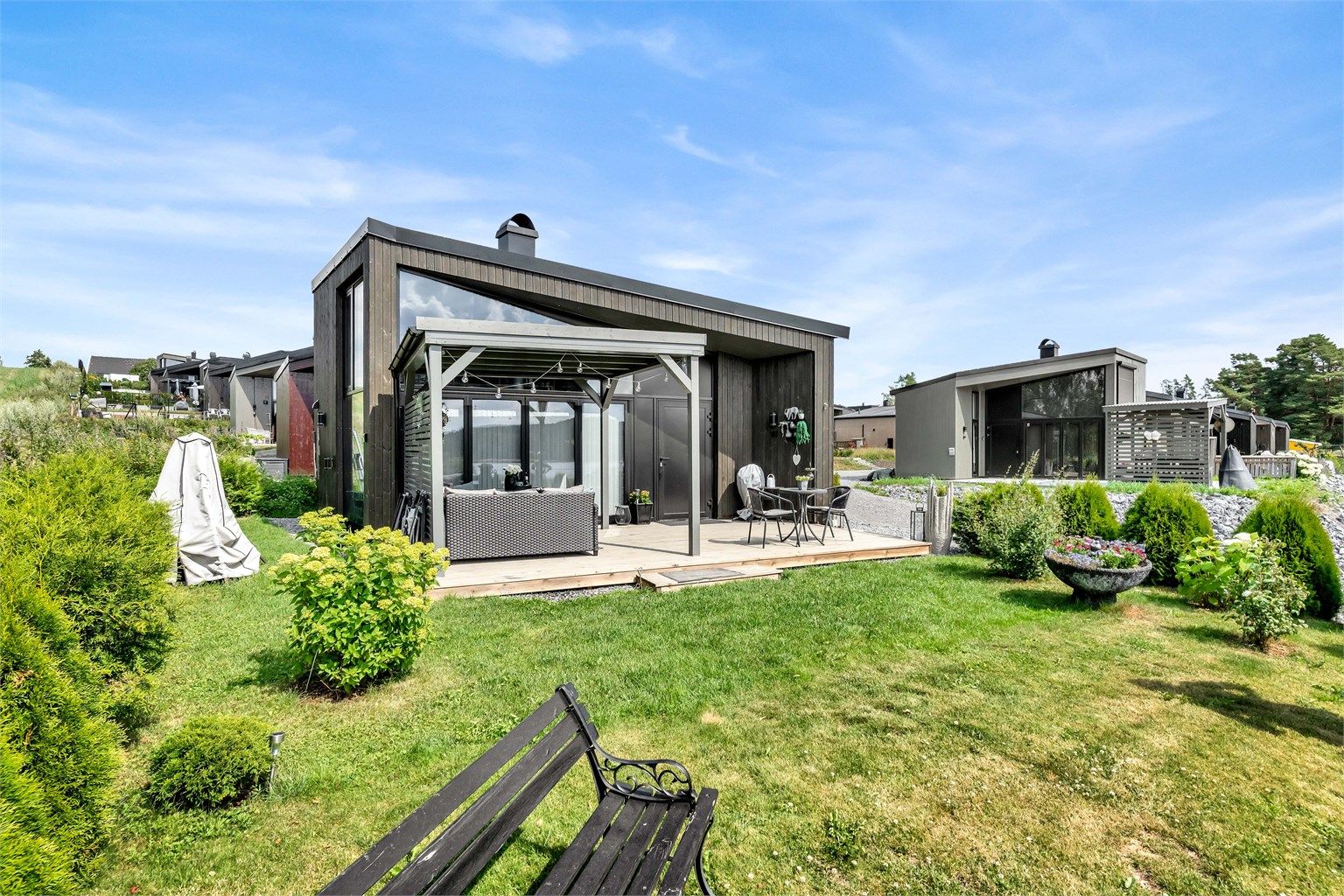 Fritidsboligen har en flott intern beliggenhet. Nærmest elva og på enden, slik at en ligger skjermet til. 