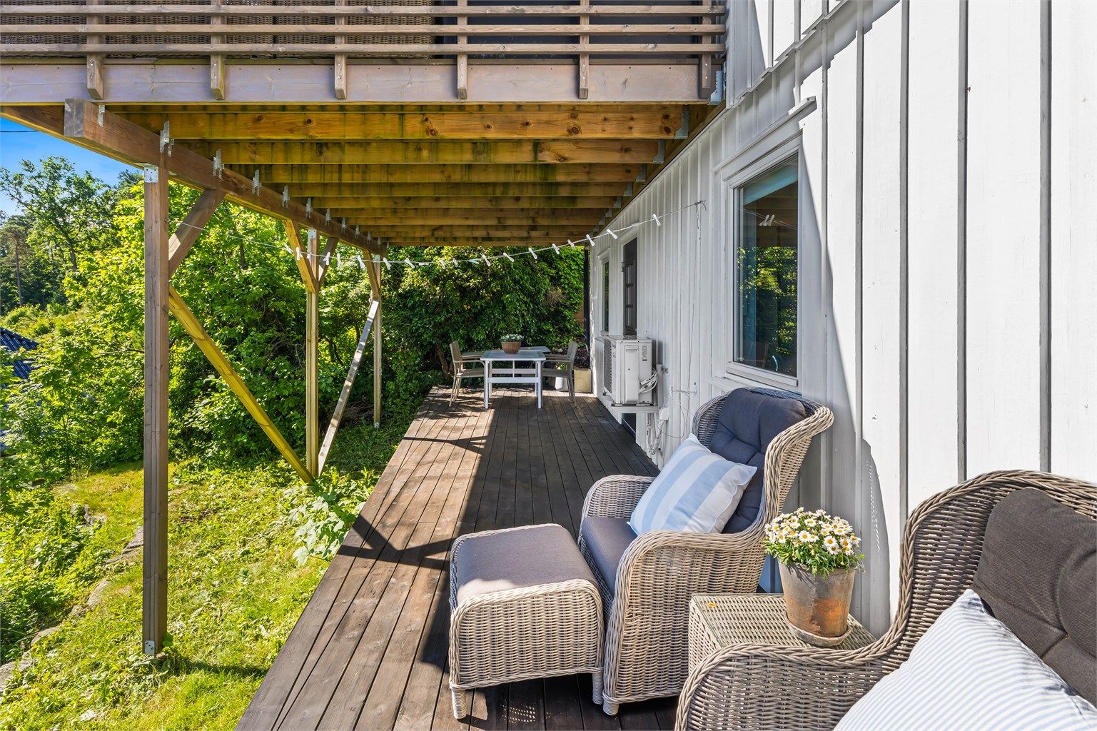 I underetasjen er det en overbygget terrasse på 24 m².