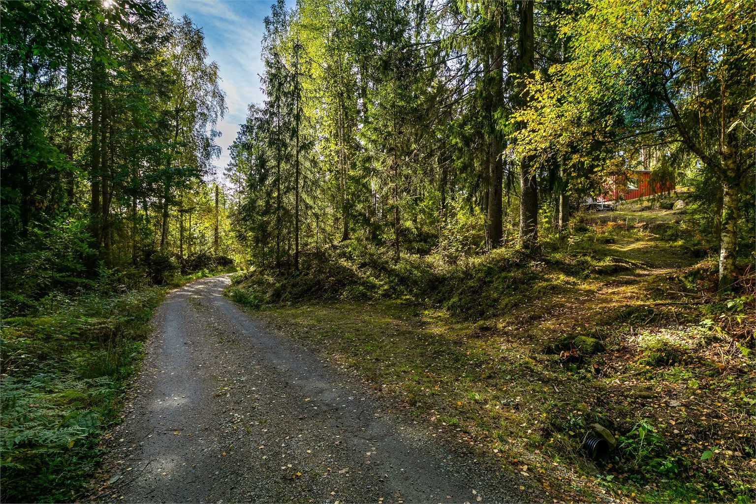 Biloppstillingsplass inntil Damveien, utenfor tomten. 
Årsavgift betales til veilag for vedlikehold og brøyting, per 2026 kr. 755,-.