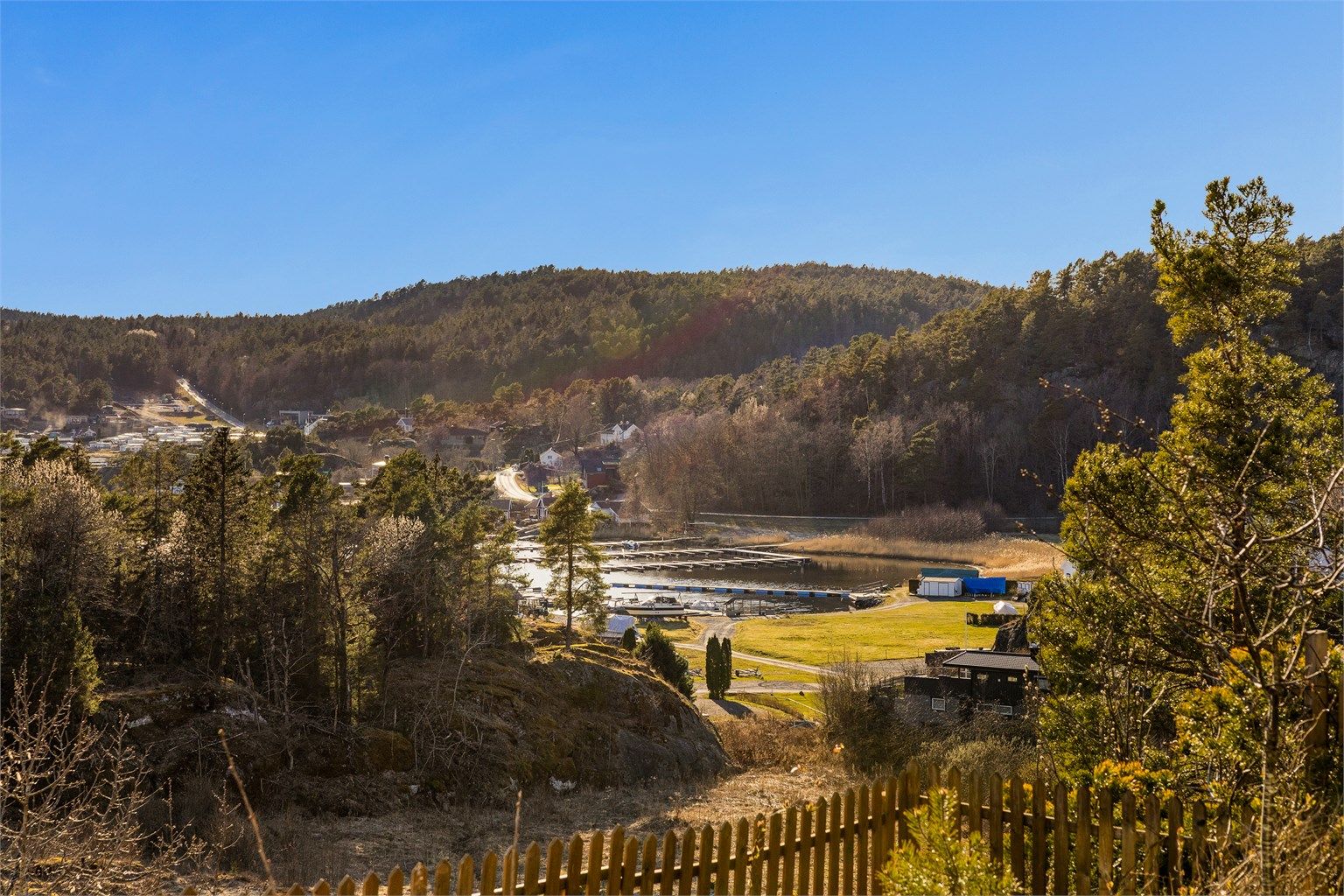VAKKERT: Fra terrassen er det utsikt mot sjøen og Brevikstrand.