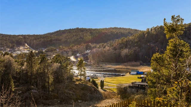 VAKKERT: Fra terrassen er det utsikt mot sjøen og Brevikstrand.