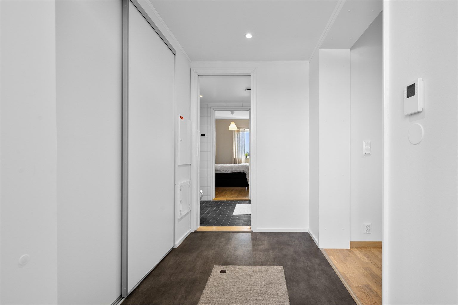 Fra entreen kommer man seg enten rett inn på badet med gjennomgang til soverommet, eller til kjøkkenet.