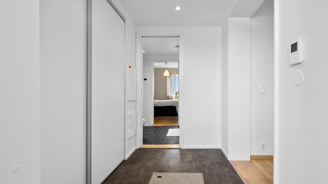 Fra entreen kommer man seg enten rett inn på badet med gjennomgang til soverommet, eller til kjøkkenet.