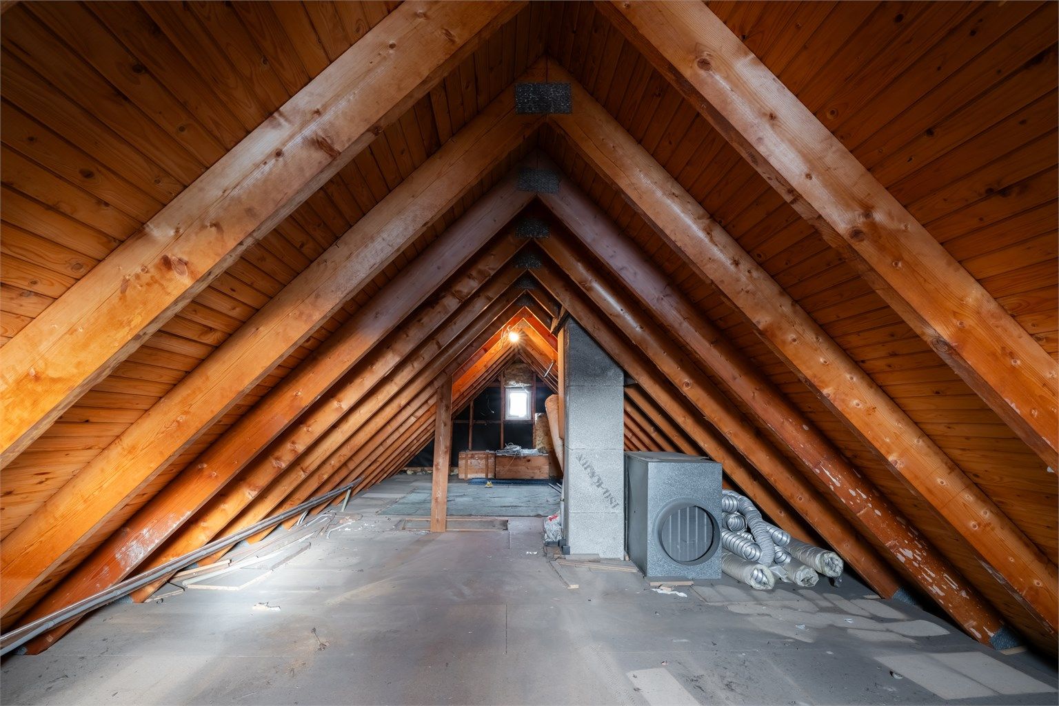 Huset har et kaldloft hvor måleverdig areal utgjør 18 kvm.