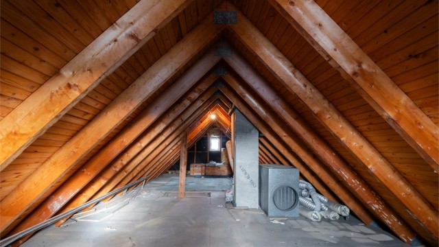 Huset har et kaldloft hvor måleverdig areal utgjør 18 kvm.