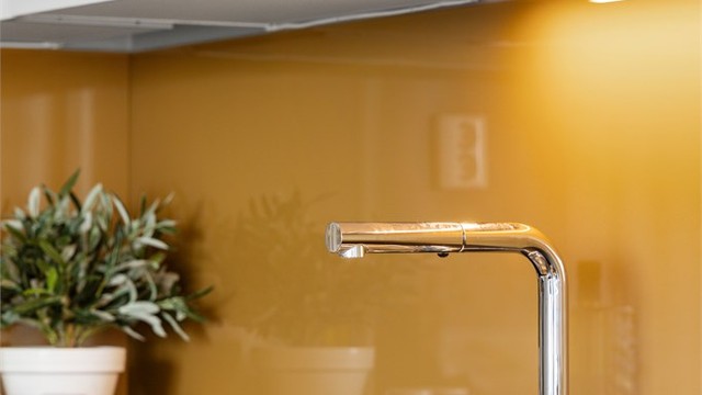 Kjøkkenet er utstyrt med nedfelt vask og automatisk vannstopper med fuktsensor.