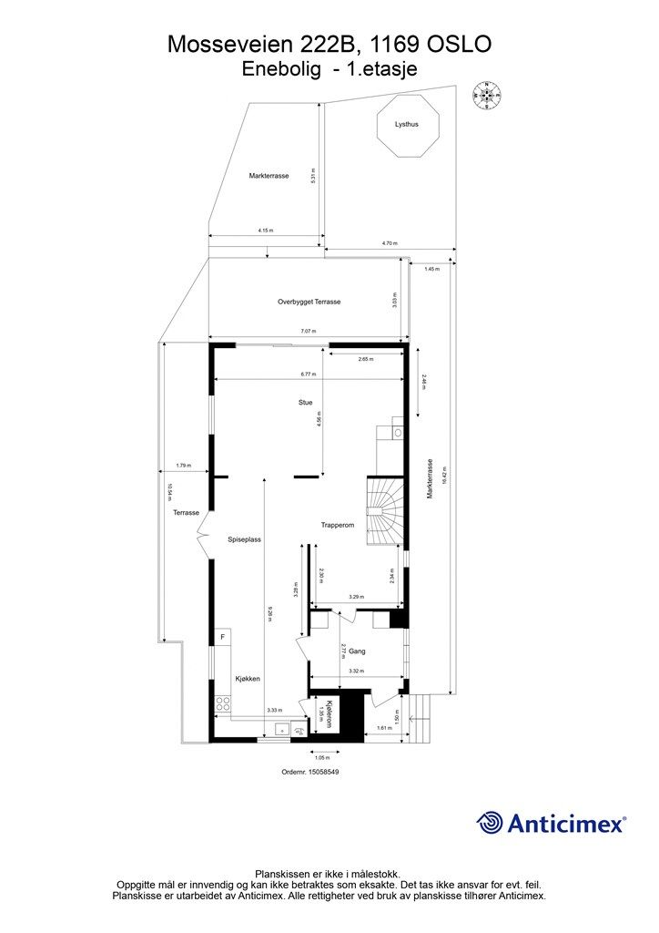 Første etasje er boligens sosiale sone med stue, spisestue og kjøkken. Herfra er det utgang til tre separate uteplasser, inkludert en markterrasse på 77 m².