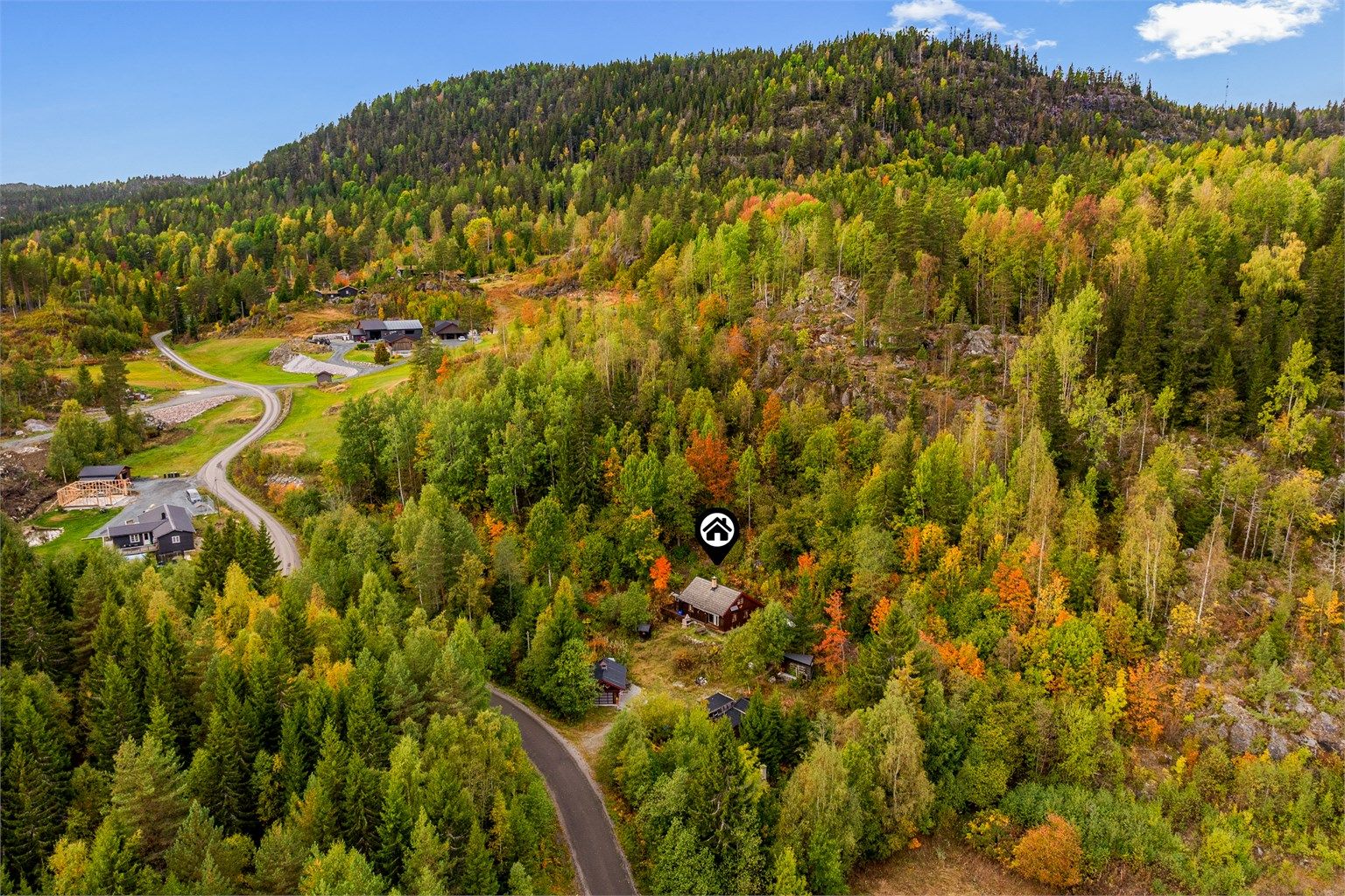 Hytta ligger i naturskjønne omgivelser.