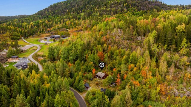 Hytta ligger i naturskjønne omgivelser.